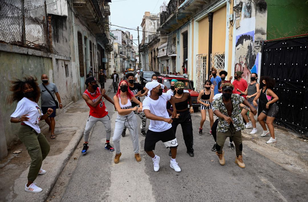 Varios jóvenes bailan hip-hop, reguetón y salsa en una calle Varios jóvenes bailan hip-hop, reguetón y salsa en una calle