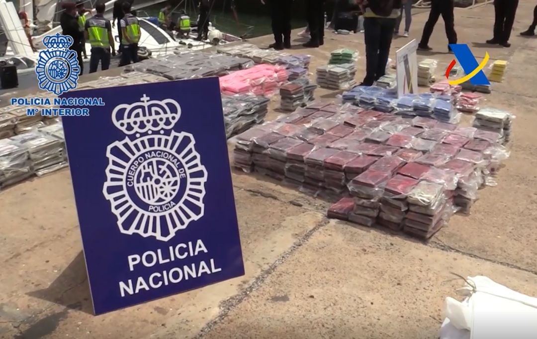 Agentes de la Policía Nacional, en una operación conjunta con la Agencia Tributaria han intervenido una tonelada de cocaína oculta en un moderno velero Agentes de la Policía Nacional, en una operación conjunta con la Agencia Tributaria han intervenido una tonelada de cocaína oculta en un moderno velero