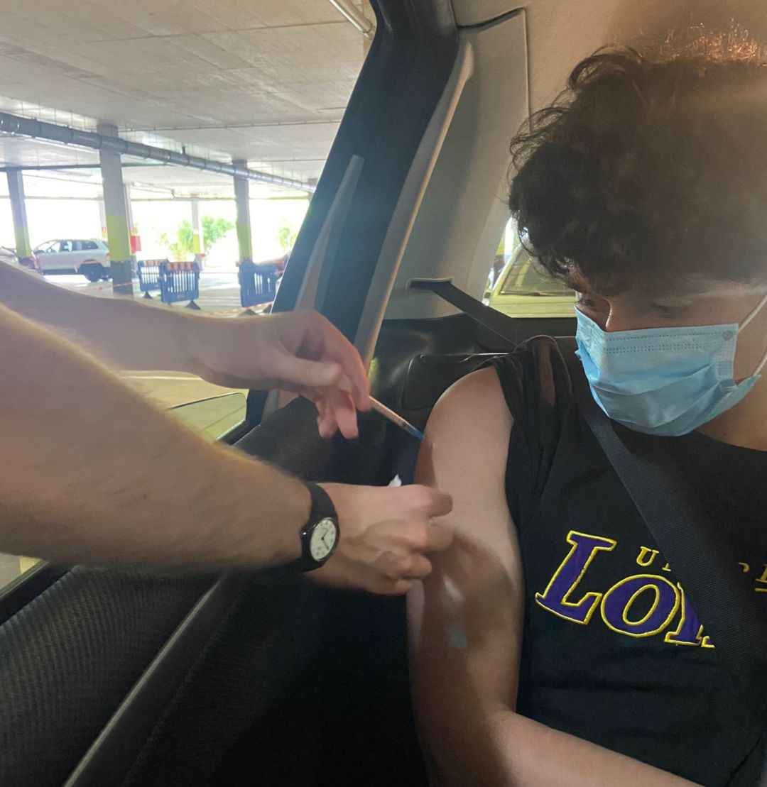 Un joven de 17 años recibe la primera dosis de la vacuna contra la Covid-19 en el parking 3 del HUCA. Un joven de 17 años recibe la primera dosis de la vacuna contra la Covid-19 en el parking 3 del HUCA.