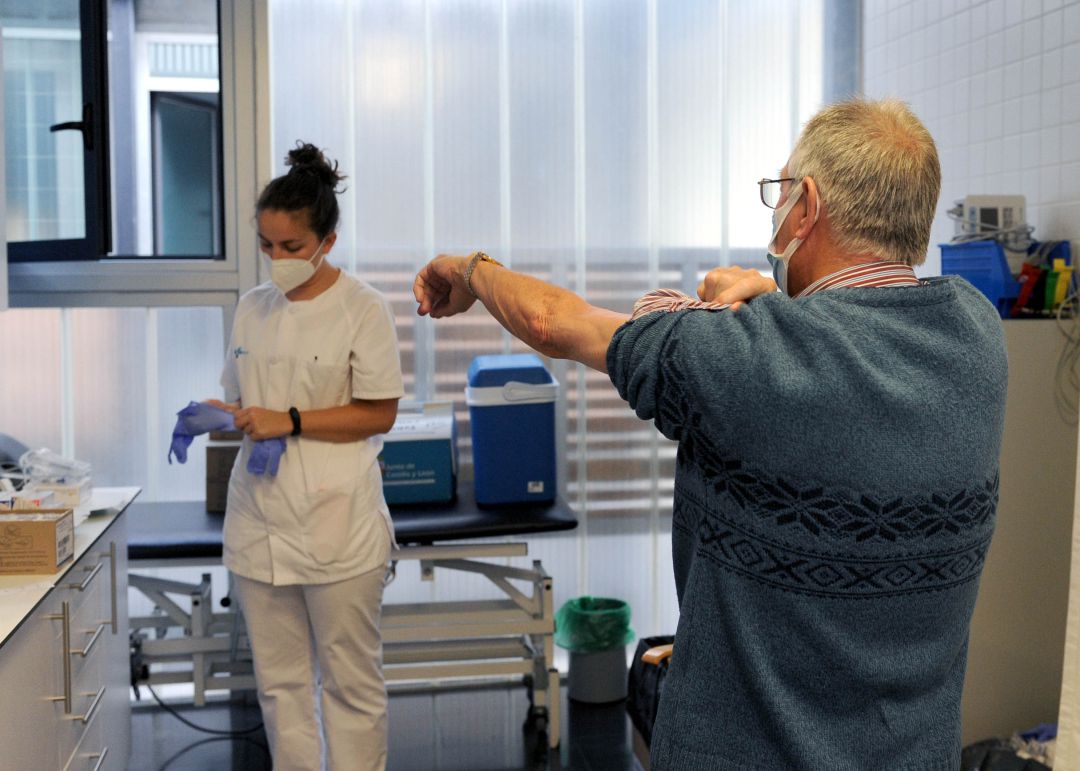 Profesional sanitario vacunando. Profesional sanitario vacunando.