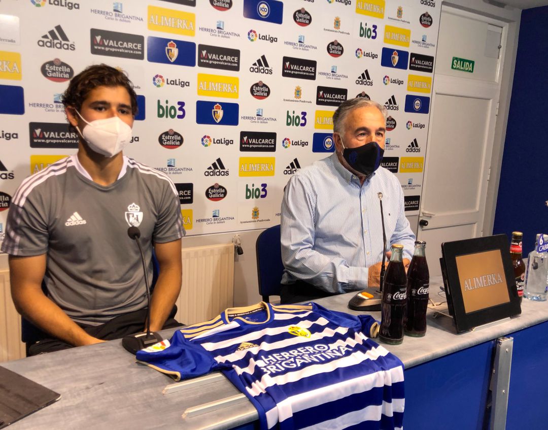Juan Camilo Becerra junto al presidente, José Fernández Nieto,en su presentación como juego jugador de la Ponferradina Juan Camilo Becerra junto al presidente, José Fernández Nieto,en su presentación como juego jugador de la Ponferradina