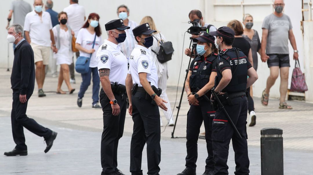 Agentes de la Ertzaintza y de la Guardia Municipal donostiarra patrullan este viernes en San Sebastián, donde responsables de ambos cuerpos han dado cuenta del operativo conjunto para el cumplimiento de la normativa contra la pandemia. Agentes de la Ertzaintza y de la Guardia Municipal donostiarra patrullan este viernes en San Sebastián, donde responsables de ambos cuerpos han dado cuenta del operativo conjunto para el cumplimiento de la normativa contra la pandemia.