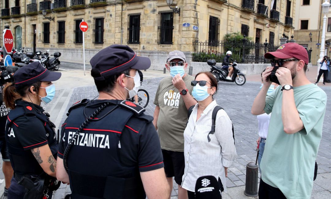 Agentes de la Ertzaintza informan a unos turistas de la necesidad de usar la mascarilla en caso de no ser convivientes. Responsables de la Ertzaintza y de la Guardia Municipal han dado cuenta este viernes en San Sebastián del operativo conjunto para el cumplimiento de la normativa contra la pandemia. Agentes de la Ertzaintza informan a unos turistas de la necesidad de usar la mascarilla en caso de no ser convivientes. Responsables de la Ertzaintza y de la Guardia Municipal han dado cuenta este viernes en San Sebastián del operativo conjunto para el cumplimiento de la normativa contra la pandemia.