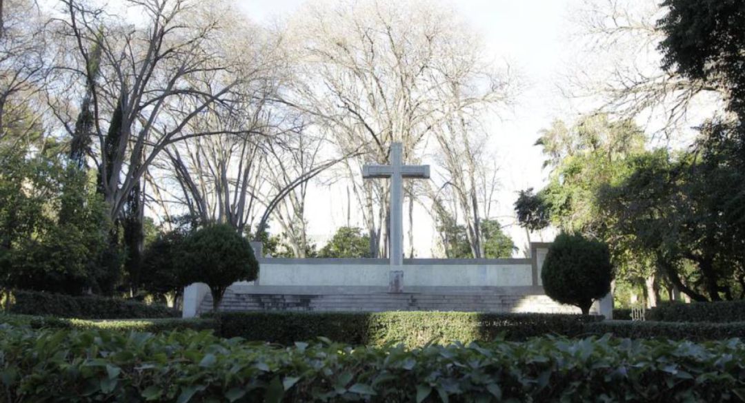 Imagen de la Cruz del parque Ribalta. Imagen de la Cruz del parque Ribalta.