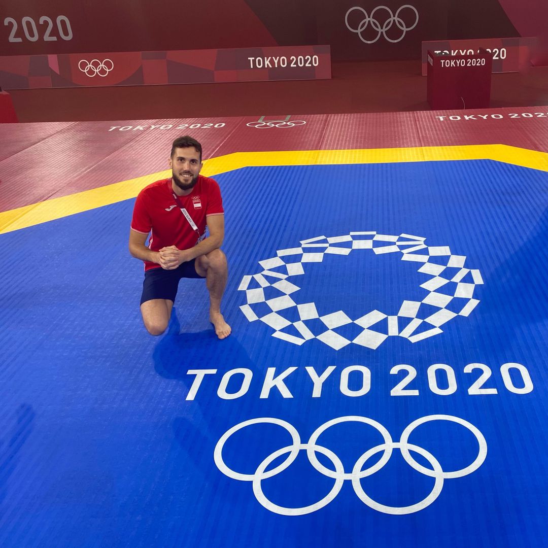 Raúl Martínez posa en el tatami olímpico antes de la competición Raúl Martínez posa en el tatami olímpico antes de la competición