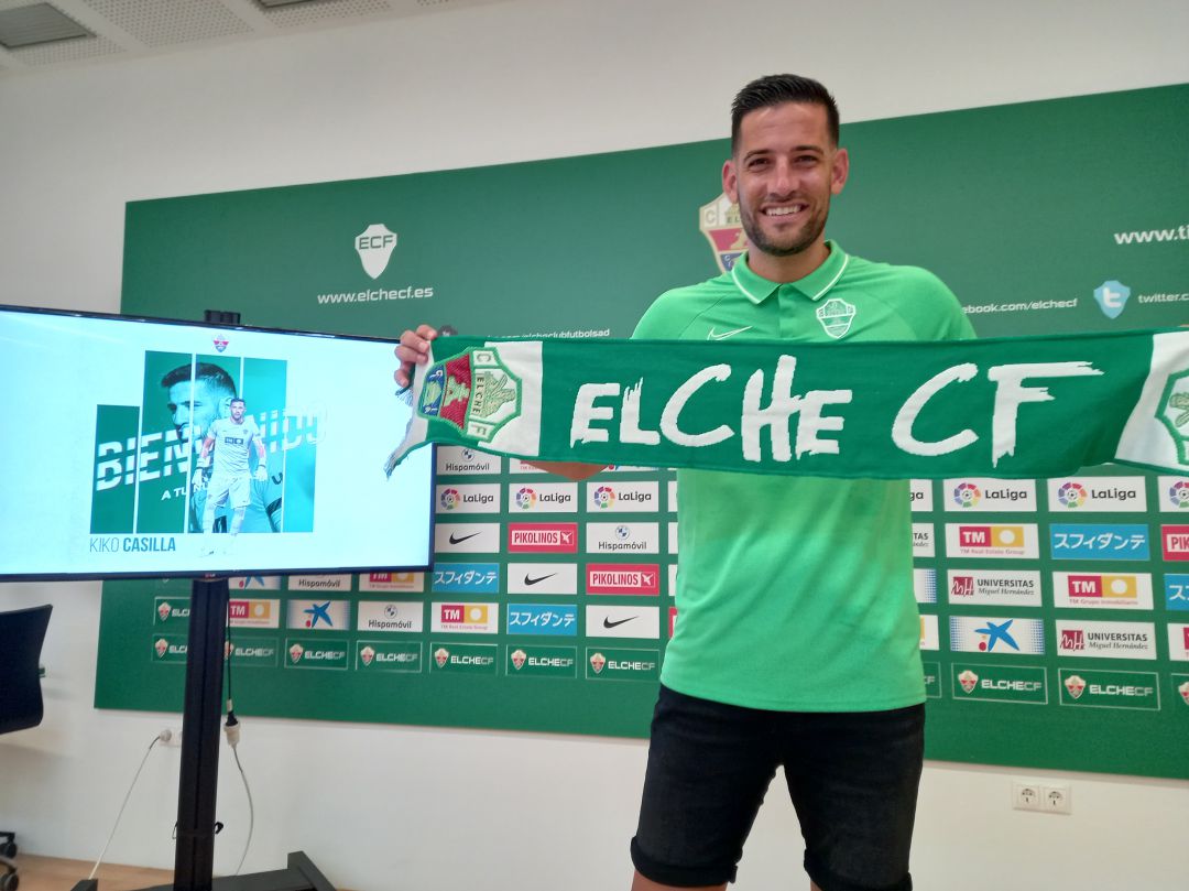 Kiko Casilla posa con una bufanda del Elche en la Sala de Prensa Kiko Casilla posa con una bufanda del Elche en la Sala de Prensa