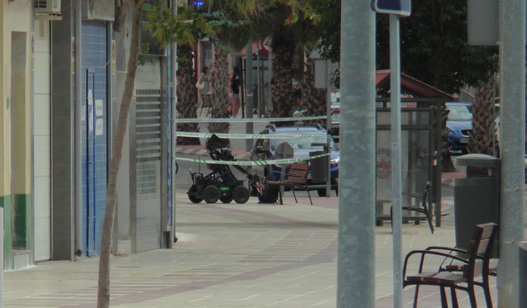 El robot de la Guardia Civil realiza la prueba de detonación ante la mochila situada debajo del banco en Sax El robot de la Guardia Civil realiza la prueba de detonación ante la mochila situada debajo del banco en Sax