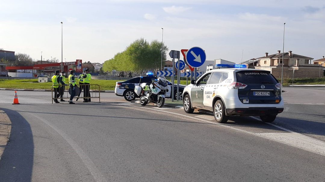 Archivo - La Guardia Civil controla el acceso a una localidad cerrada por coronavirus Archivo - La Guardia Civil controla el acceso a una localidad cerrada por coronavirus