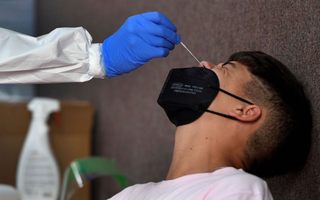 Un joven se somete a una prueba PCR Un joven se somete a una prueba PCR