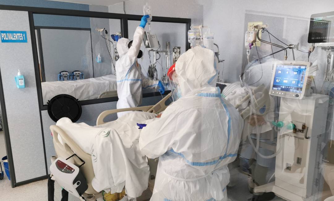 Sanitarios atienden a un paciente en la UCI covid de Torrecárdenas. Sanitarios atienden a un paciente en la UCI covid de Torrecárdenas.