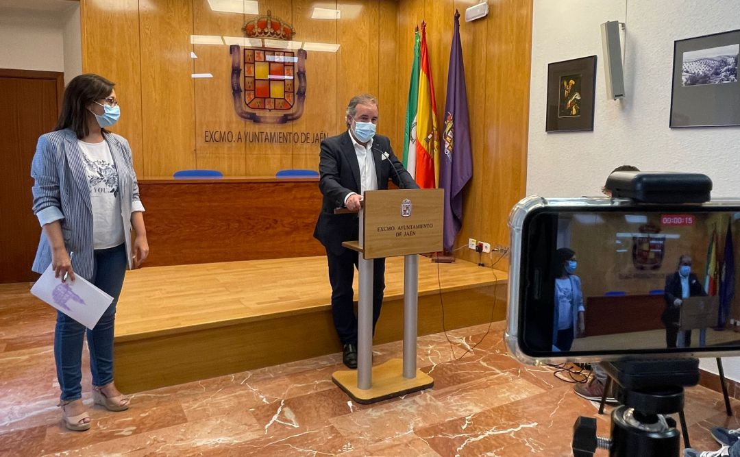 La concejala de Presidencia, África Colomo, y el edil de Servicios Municipales, Francisco Lechuga. La concejala de Presidencia, África Colomo, y el edil de Servicios Municipales, Francisco Lechuga.
