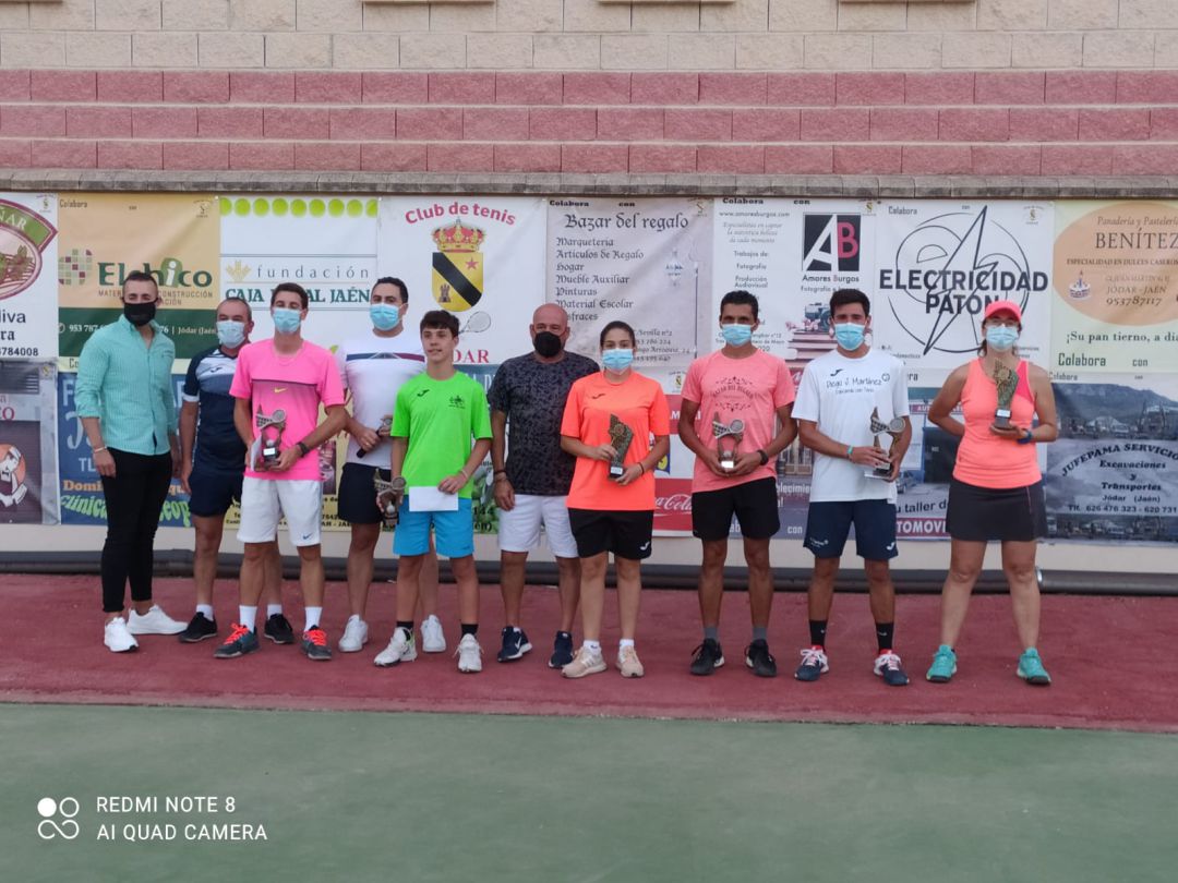 Entrega de premios con ganadores y ganadores, directivos del club y concejal de deportes, Antonio Jesís Díaz, primero a la izquierda Entrega de premios con ganadores y ganadores, directivos del club y concejal de deportes, Antonio Jesís Díaz, primero a la izquierda