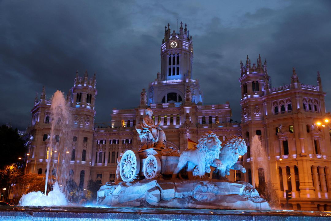 No es la primera vez que hablamos de ella en este programa. La estatua de la Cibeles que desde finales del siglo XVIII se levanta en el centro de la ciudad se ha convertido e un símbolo, un icono de la capital, casi un talismán. No es la primera vez que hablamos de ella en este programa. La estatua de la Cibeles que desde finales del siglo XVIII se levanta en el centro de la ciudad se ha convertido e un símbolo, un icono de la capital, casi un talismán.