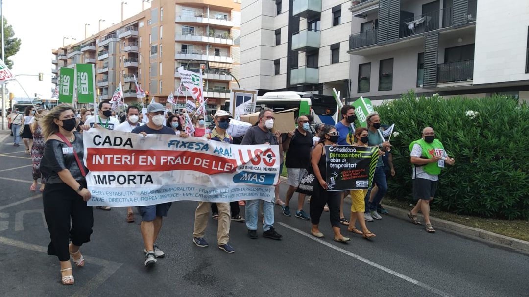 Cerca de un centenar de representantes de los sindicatos manifestándose en las calles de Palma Cerca de un centenar de representantes de los sindicatos manifestándose en las calles de Palma