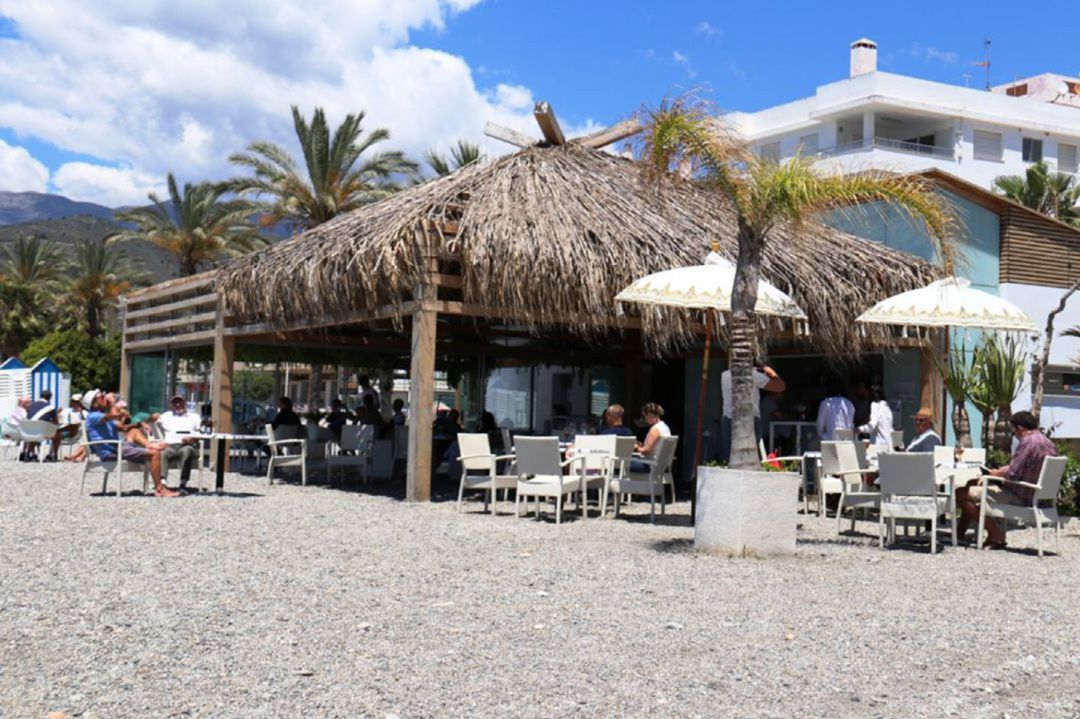 Ambiente en una de las terrazas de los chiringuitos de la costa tropical Ambiente en una de las terrazas de los chiringuitos de la costa tropical
