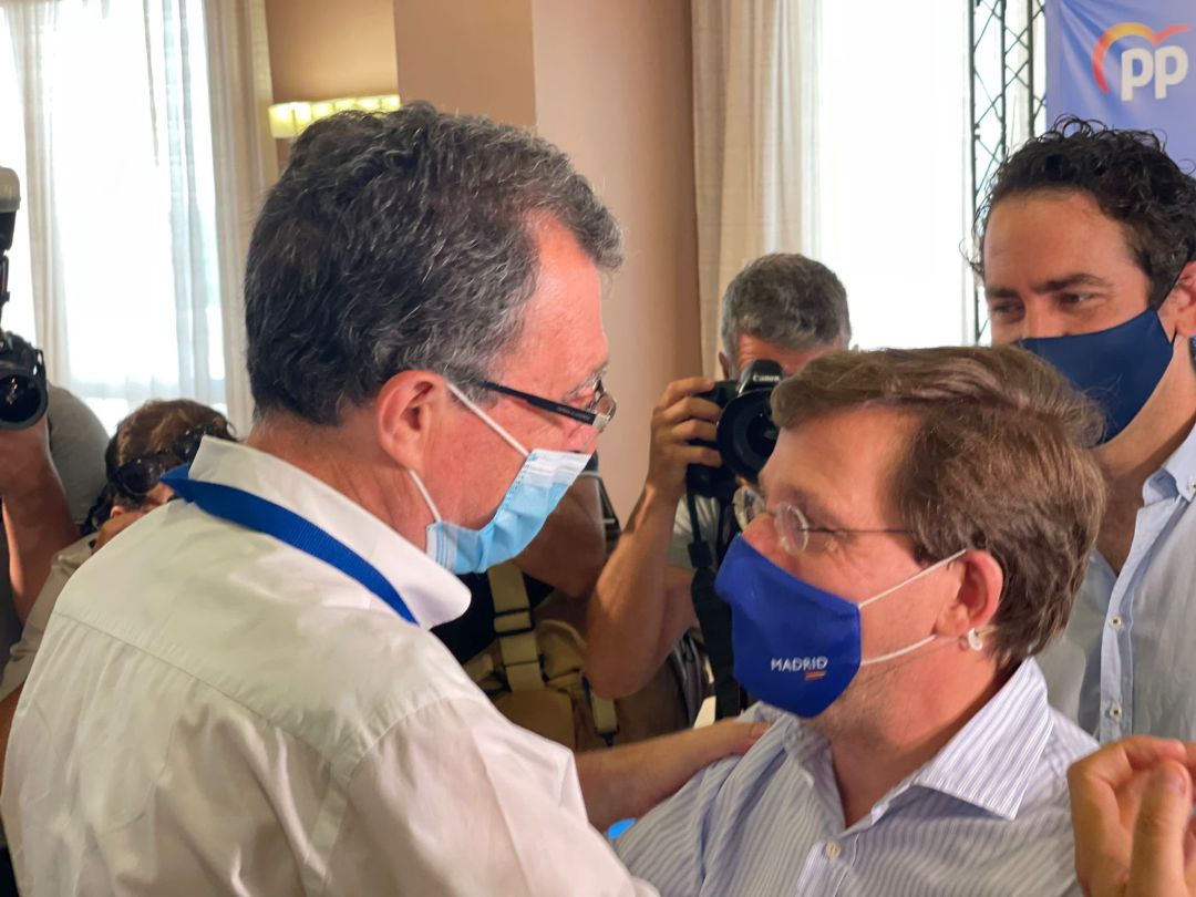 Fotografía del encuentro de Almeida, García y Ballesta en la escuela de verano del PP murciano Fotografía del encuentro de Almeida, García y Ballesta en la escuela de verano del PP murciano
