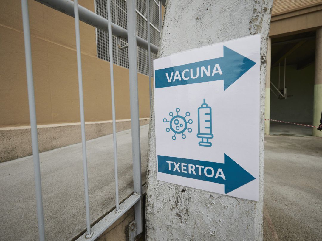 Un cartel que indica el sitio de la vacunación contra el Covid-19 en el Antiguo colegio de Maristas Un cartel que indica el sitio de la vacunación contra el Covid-19 en el Antiguo colegio de Maristas