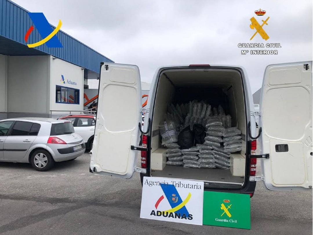 El camión de mudanzas retenido por las autoridades. El camión de mudanzas retenido por las autoridades.