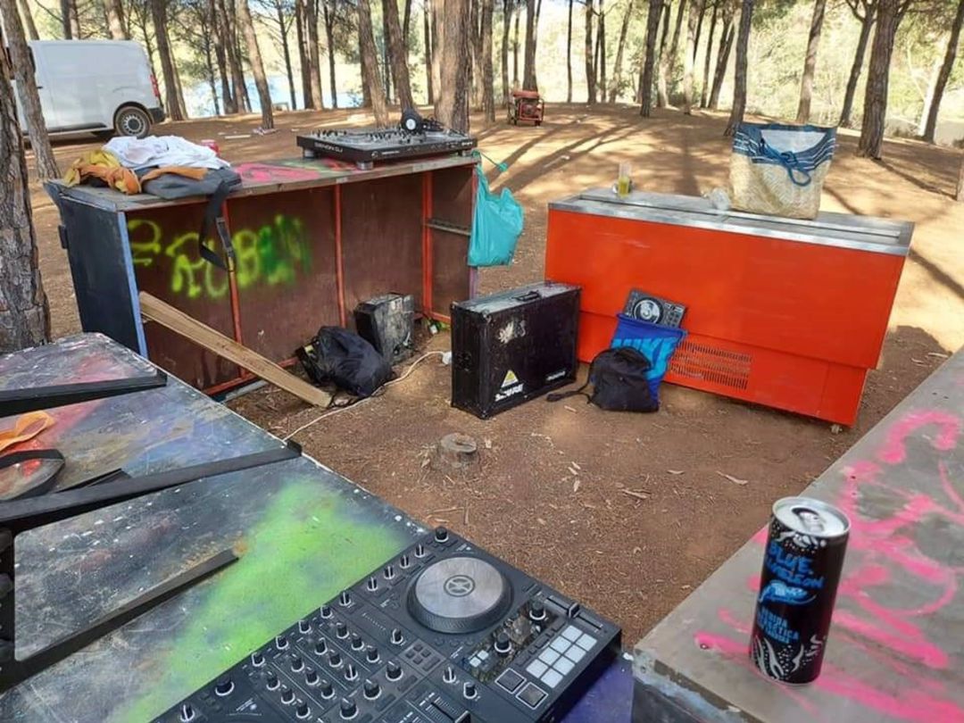 Algunos de los elementos que tenían preparados para celebrar la rave en una zona de pinos Algunos de los elementos que tenían preparados para celebrar la rave en una zona de pinos