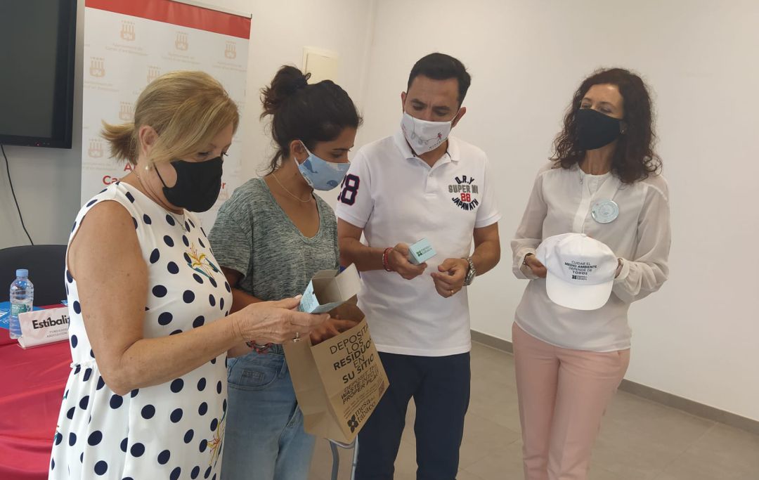 Canet y la Mesa del Tabaco sensibilizarán este verano sobre el problema de las basuras marinas Canet y la Mesa del Tabaco sensibilizarán este verano sobre el problema de las basuras marinas