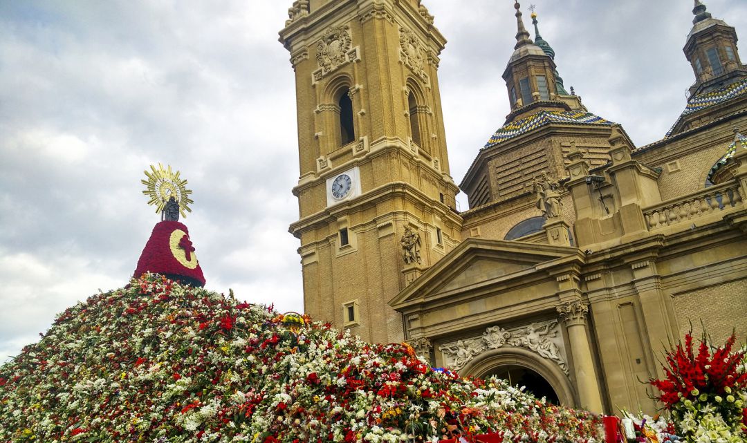 Ofrenda de Flores en las Fiestas del Pilar de Zaragoza Ofrenda de Flores en las Fiestas del Pilar de Zaragoza
