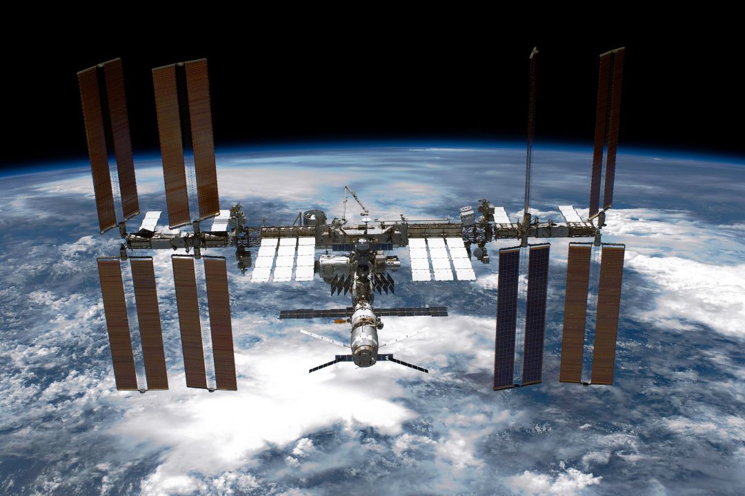 La Estación Espacial Internacional tiene unas dimensiones cercanas de las de un campo de fútbol La Estación Espacial Internacional tiene unas dimensiones cercanas de las de un campo de fútbol