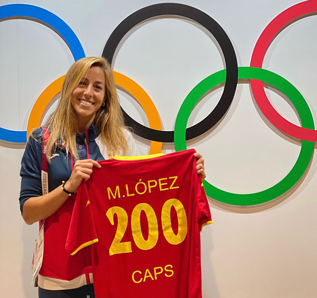 María López recibió una camiseta conmemorativa de sus 200 partidos con la selección española. María López recibió una camiseta conmemorativa de sus 200 partidos con la selección española.