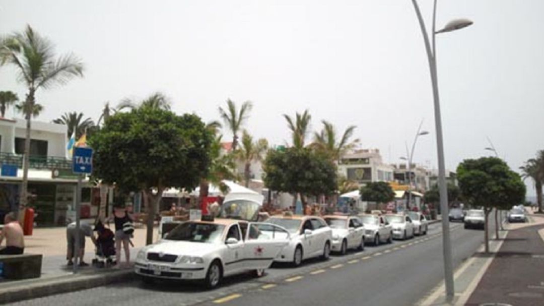 Parada de taxi en Puerto del Carmen, en el municipio lanzaroteño de Tías. Parada de taxi en Puerto del Carmen, en el municipio lanzaroteño de Tías.