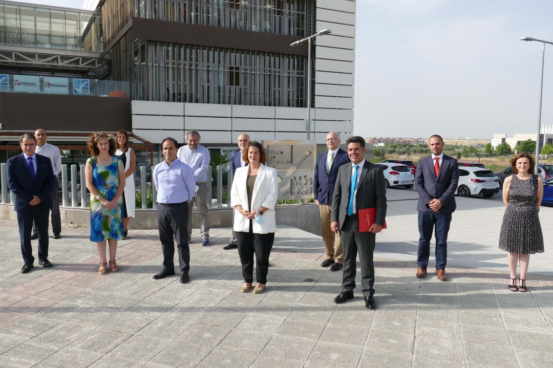 La alcaldesa de Móstoles, Noelia Posse, posa con el resto de autoridades en su visita al Vivero de la localidad La alcaldesa de Móstoles, Noelia Posse, posa con el resto de autoridades en su visita al Vivero de la localidad
