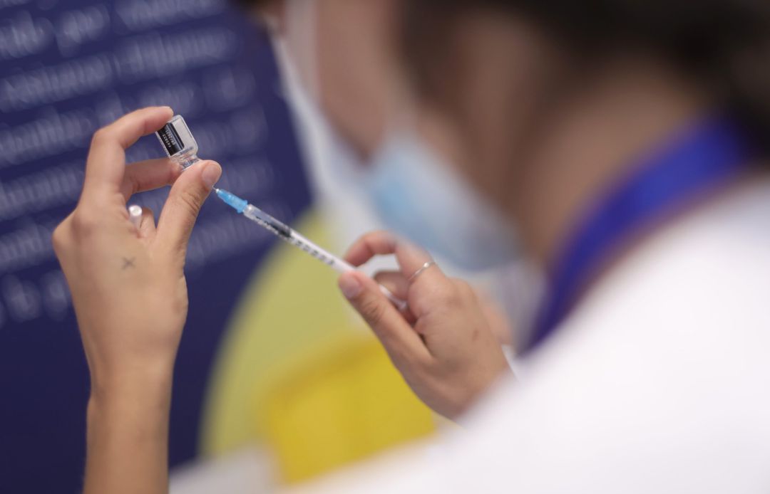 Una sanitaria recarga una dosis de la vacuna contra la COVID-19 Una sanitaria recarga una dosis de la vacuna contra la COVID-19