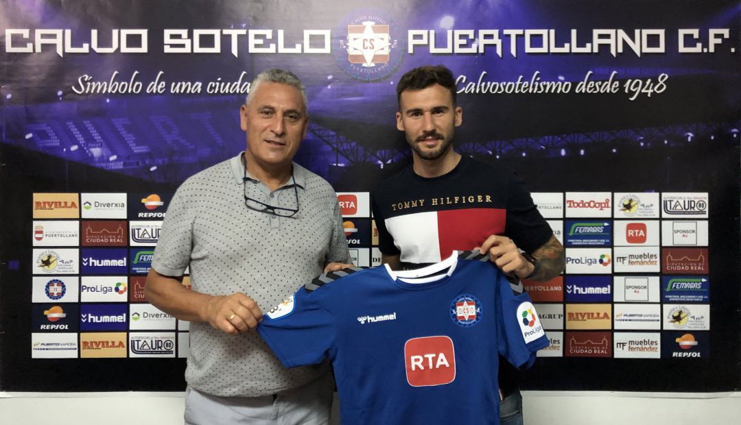 Fran Sabaté (d) posa con su nueva camiseta Fran Sabaté (d) posa con su nueva camiseta