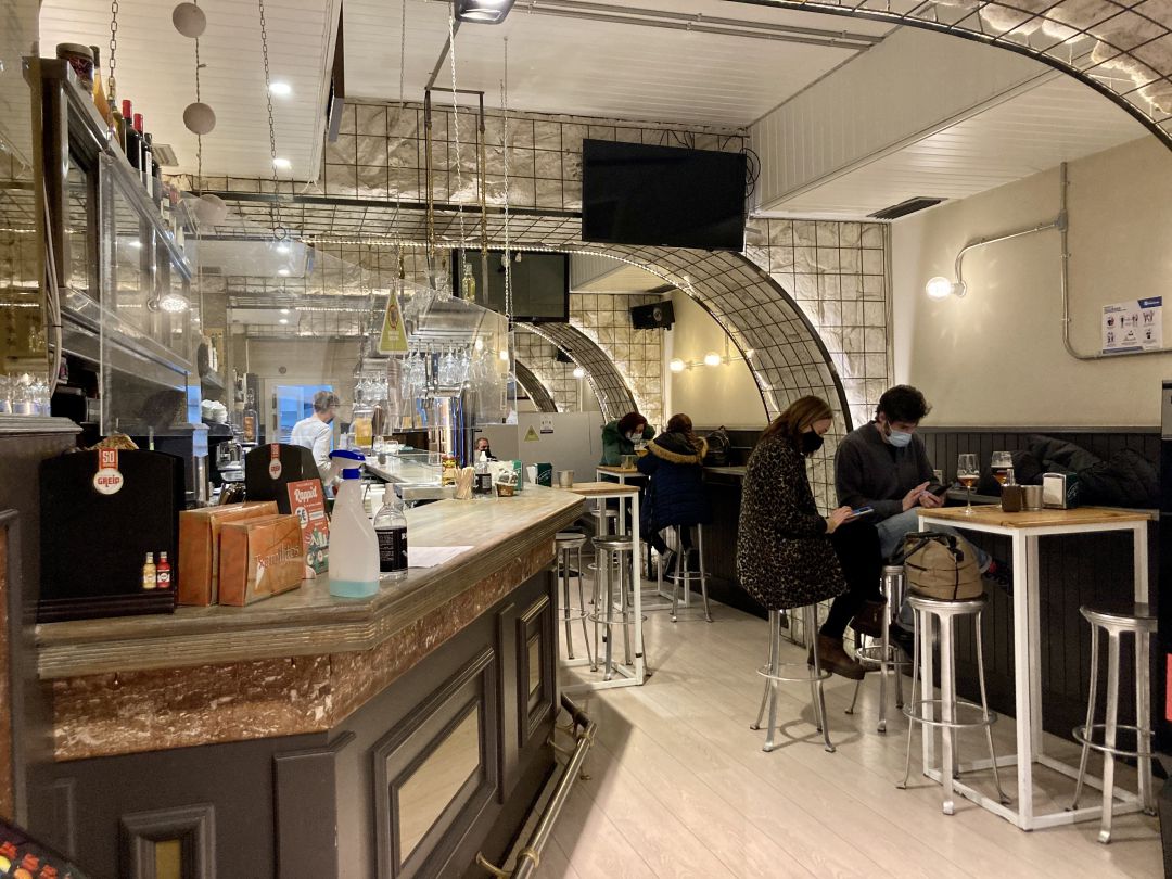 Interior de la Cafetería El Pregón, donde desde este lunes solo se podrá completar el aforo hasta el 35% del total de su capacidad Interior de la Cafetería El Pregón, donde desde este lunes solo se podrá completar el aforo hasta el 35% del total de su capacidad