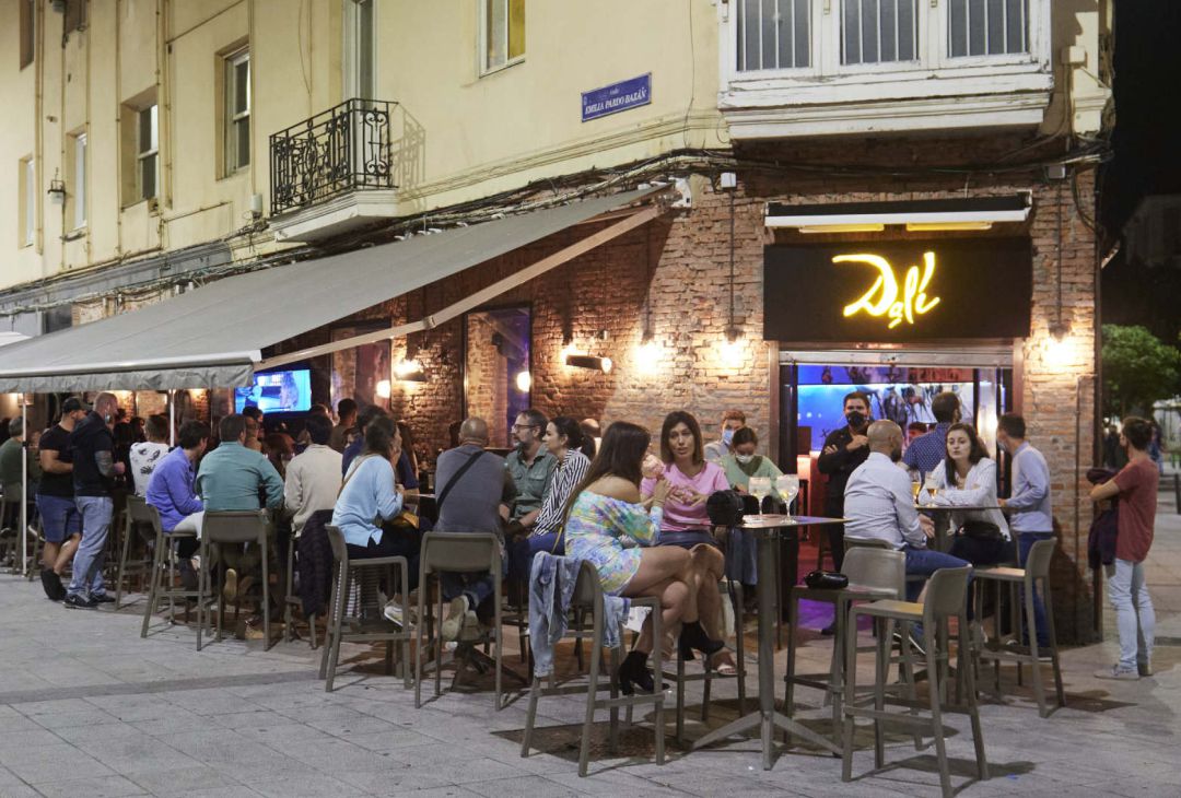 Ambiente en una calle de bares de Santander. Ambiente en una calle de bares de Santander.