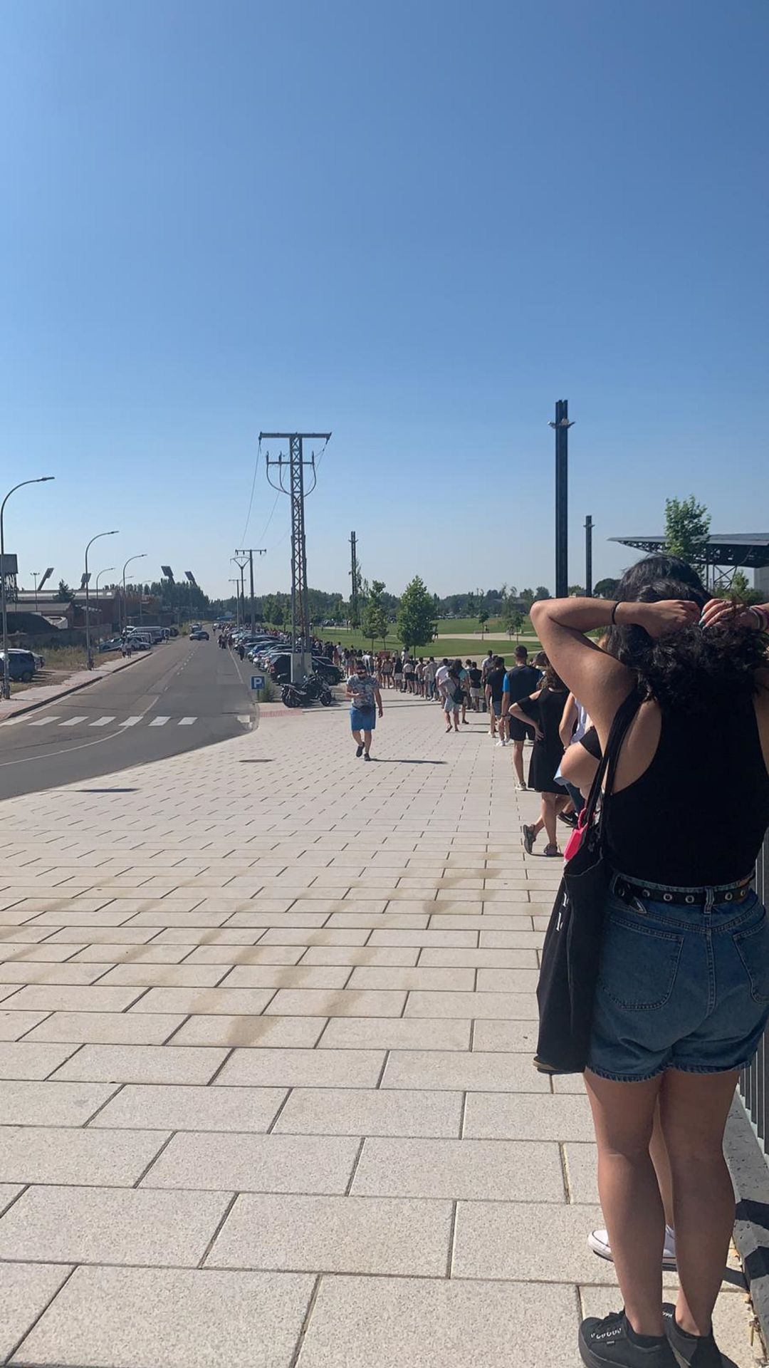 La cola que han esperado los jóvenes en León este martes tenía una media de tres horas La cola que han esperado los jóvenes en León este martes tenía una media de tres horas