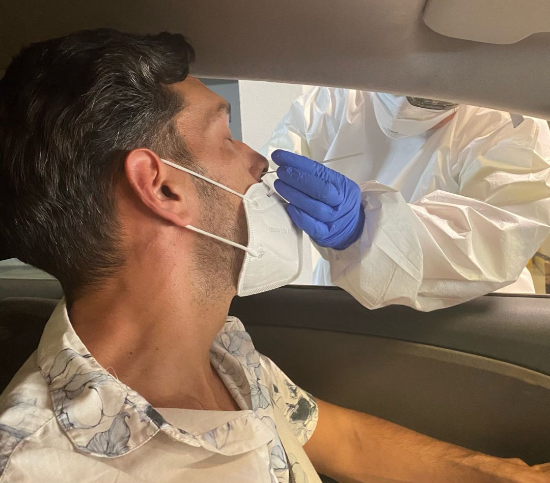 Un sanitario hace un PCR Un sanitario hace un PCR