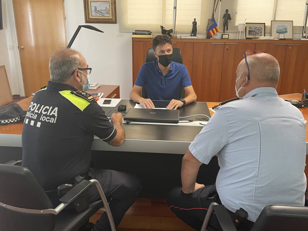 Una reunió de l'alcalde de l'Escala, Víctor Puga, amb Policia Local i Mossos Una reunió de l'alcalde de l'Escala, Víctor Puga, amb Policia Local i Mossos