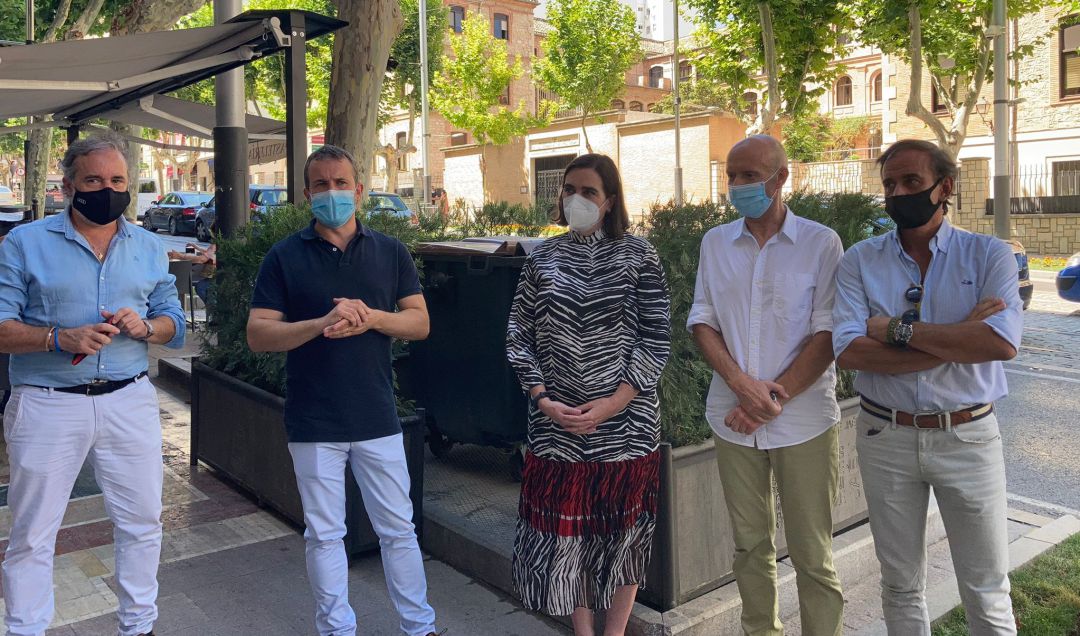 El alcalde, Julio Millán, y la primera teniente de alcalde, María Orozco (segundo y tercera por la izquierda), junto a otros concejales y técnicos municipales. El alcalde, Julio Millán, y la primera teniente de alcalde, María Orozco (segundo y tercera por la izquierda), junto a otros concejales y técnicos municipales.