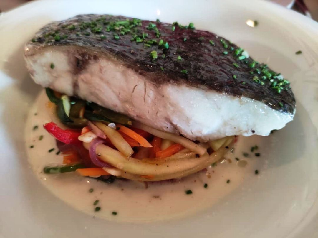 Corvina a la brasa con salsa de lima Corvina a la brasa con salsa de lima