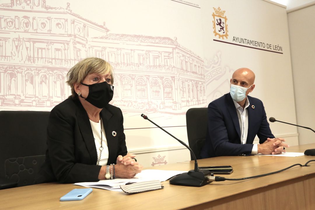 Cristina Danés y José Antonio Diez firman el convenio de colaboración entre la CHD y el Ayuntamiento de León Cristina Danés y José Antonio Diez firman el convenio de colaboración entre la CHD y el Ayuntamiento de León