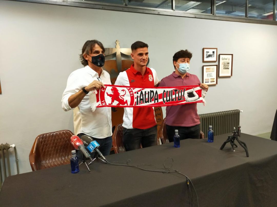 Sergio Buenacasa en su presentación como jugador de la Cultural Sergio Buenacasa en su presentación como jugador de la Cultural