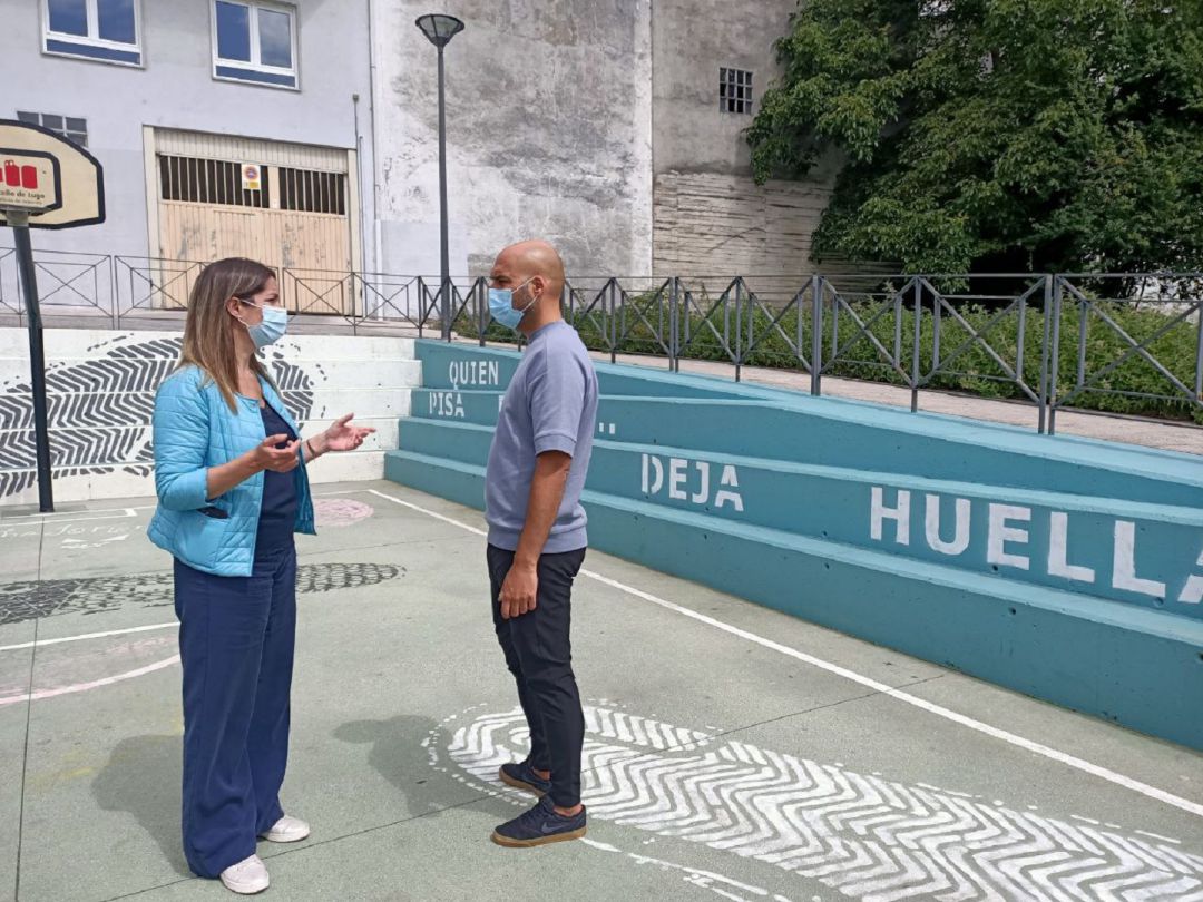 Lara Méndez e Mauricio Repetto na pista de baloncesto de Río Mandeo Lara Méndez e Mauricio Repetto na pista de baloncesto de Río Mandeo