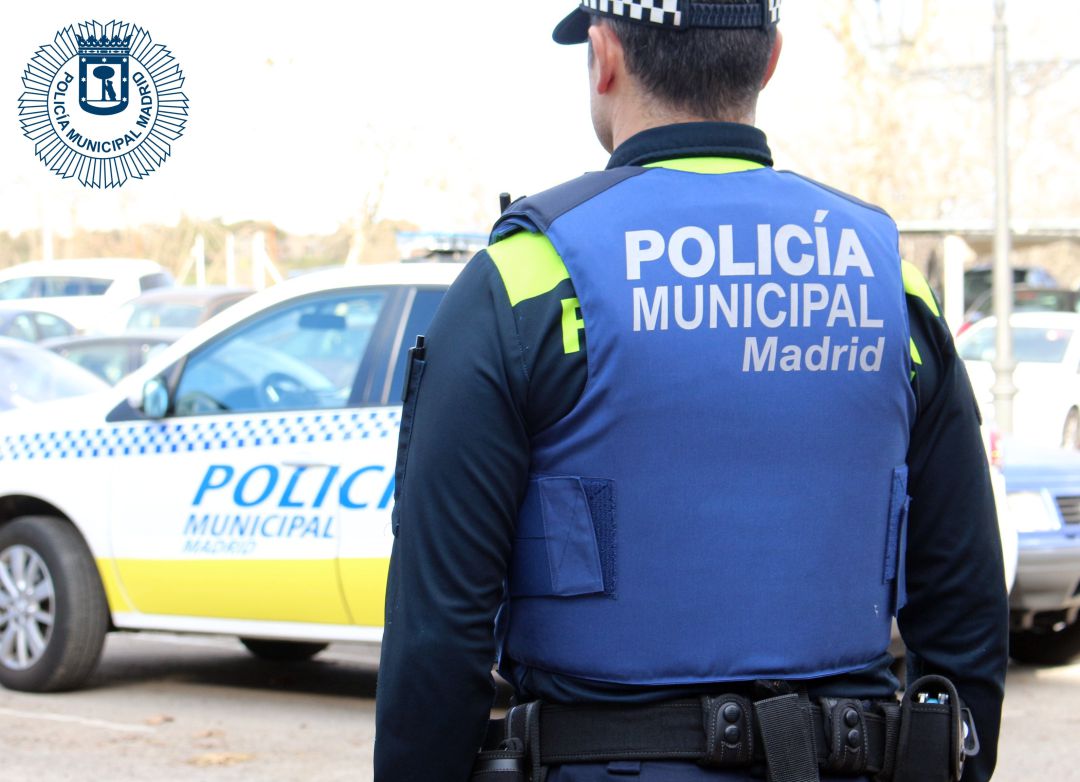 Agente de la Policía Municipal de Madrid con chaleco de protección. Agente de la Policía Municipal de Madrid con chaleco de protección.