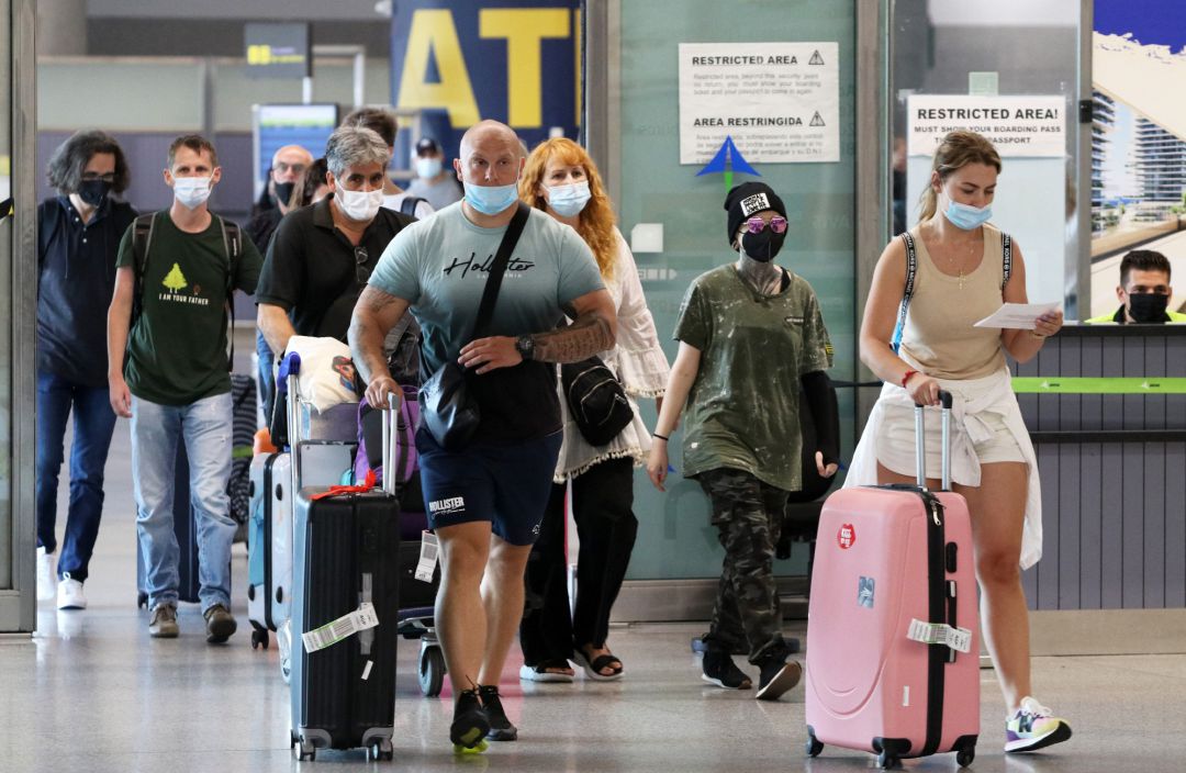 Llegada masiva de turistas de varias nacionalidades Llegada masiva de turistas de varias nacionalidades