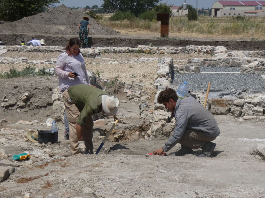 Imágenes de trabajo en el terreno del yacimiento arqueológico de Santa Lucía (Aguilafuente) Imágenes de trabajo en el terreno del yacimiento arqueológico de Santa Lucía (Aguilafuente)