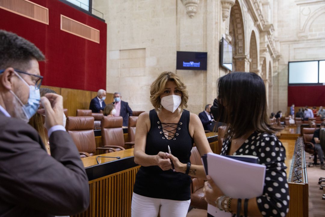 La diputada socialista Susana Díaz (c), saluda a la presidenta del Parlamento de Andalucía, Marta Bosquet (d), momentos antes de ser designada senadora por el Parlamento Andaluz. La diputada socialista Susana Díaz (c), saluda a la presidenta del Parlamento de Andalucía, Marta Bosquet (d), momentos antes de ser designada senadora por el Parlamento Andaluz.