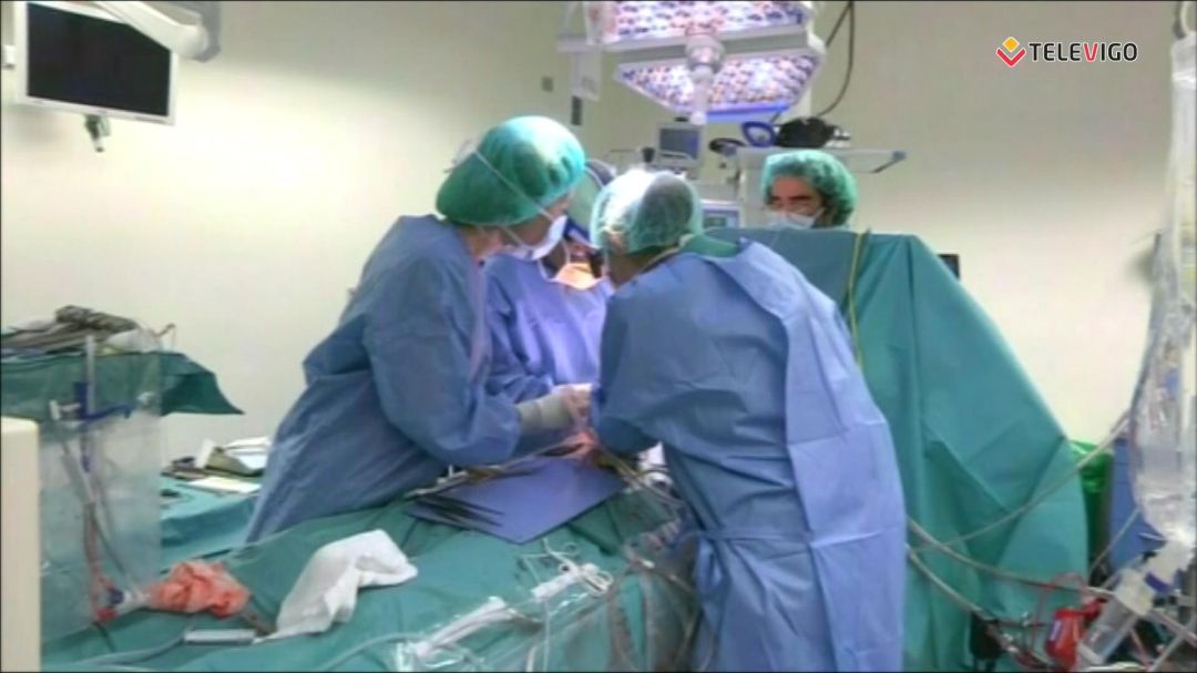 Un quirófano del Álvaro Cunqueiro en plena operación Un quirófano del Álvaro Cunqueiro en plena operación