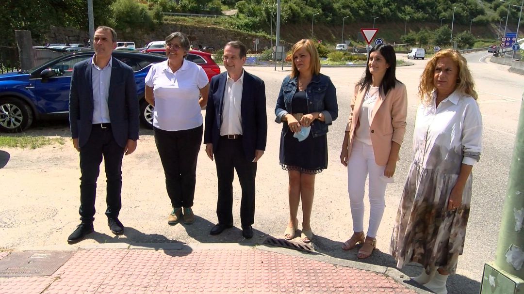 Alcaldes del área y la presidenta de la Diputacion (izq) en la rotonda del peaje de Redondela Alcaldes del área y la presidenta de la Diputacion (izq) en la rotonda del peaje de Redondela