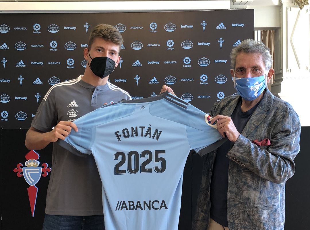 José Fontán posando con el presidente Carlos Mouriño tras firmar su renovación con el Celta. José Fontán posando con el presidente Carlos Mouriño tras firmar su renovación con el Celta.