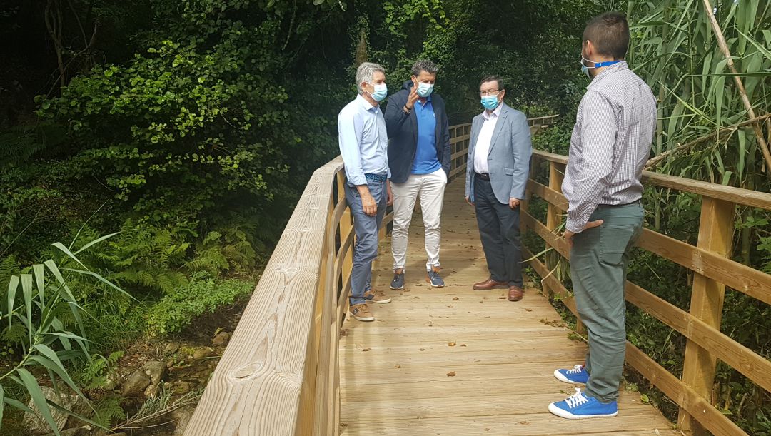 El alcalde de Baiona, Carlos Gómez (segundo por la izquierda), junto a los diputados provinciales Santos Héctor y Carlos López Font. El alcalde de Baiona, Carlos Gómez (segundo por la izquierda), junto a los diputados provinciales Santos Héctor y Carlos López Font.