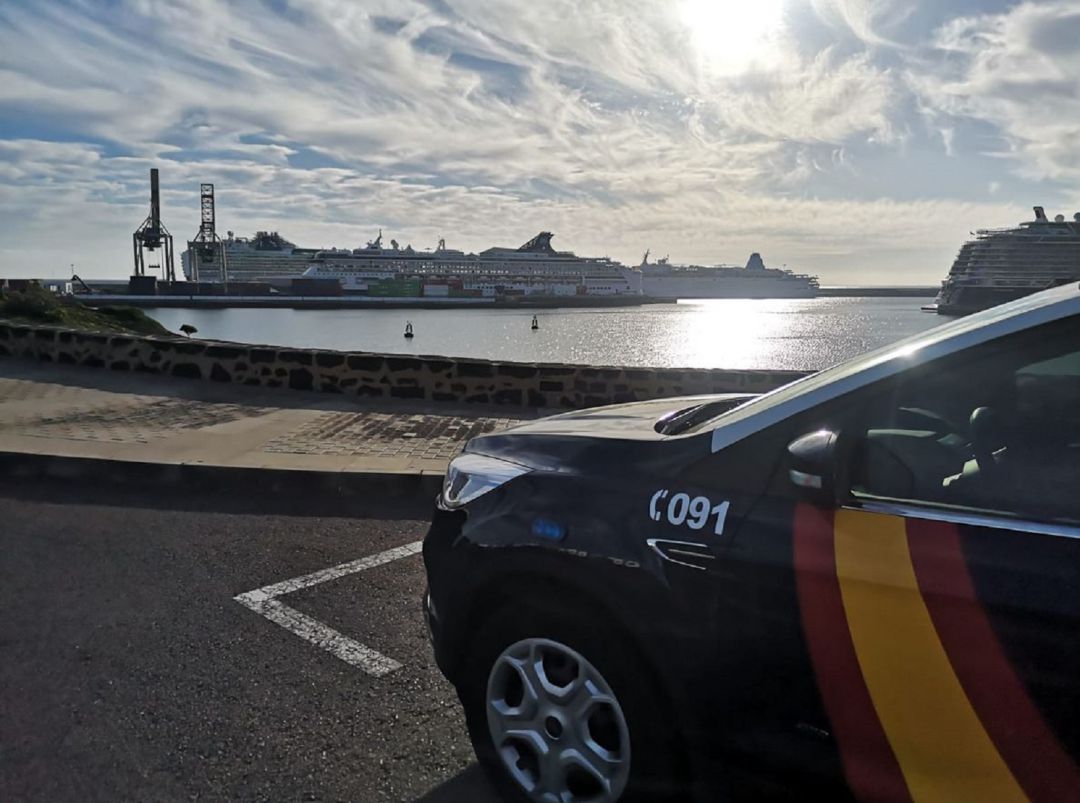 Coche de la Policía Nacional patrullando por Arrecife. Coche de la Policía Nacional patrullando por Arrecife.